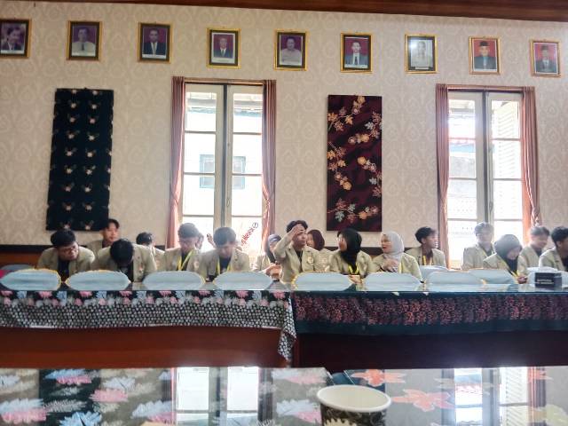 KASI KESOS KECAMATAN KEJAJAR HADIRI PENERIMAAN MAHASISWA KKN UGM DI BAPPEDA
